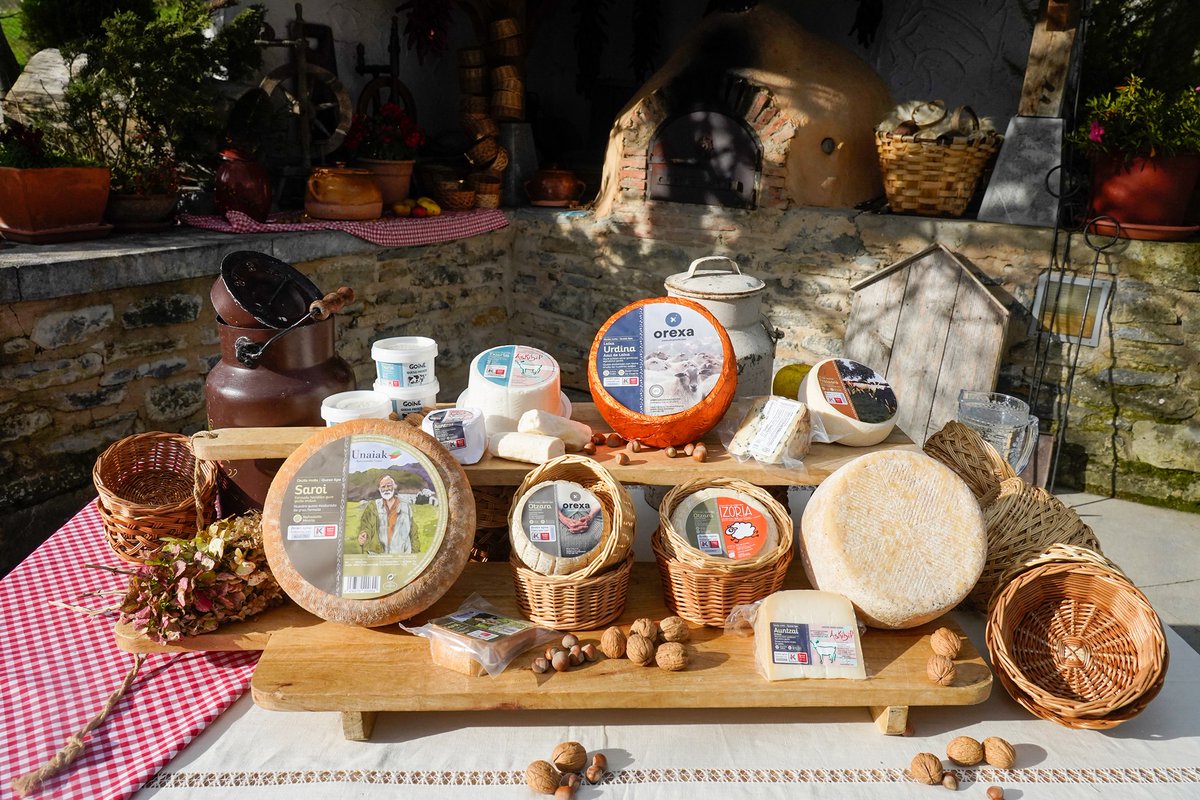 ➡️Mikel Arrillaga, responsable de Área de Marcas y Mercados de HAZI, ha participado en una Mesa Sectorial en TGT-Lácteos de Karrantza.

"La nuevas gamas de  quesos con leche certificada 
de vaca, oveja y cabra con  #EuskoLabel está 
permitiendo valorizar la  producción vasca”.