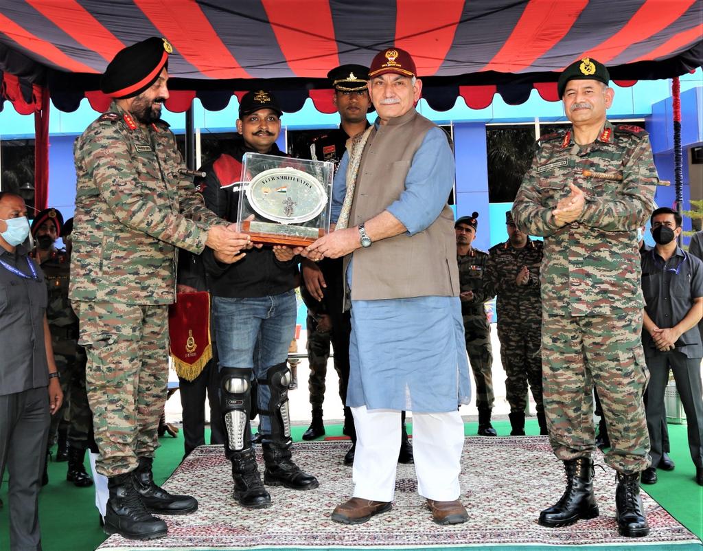 Whiteknight_IA's tweet photo. #WhiteKnight50
@WhiteKnight_IA celebrated Golden Jubilee Raising Day. #VeerSmritiYatra was flagged in by Hon'ble Lt Governor J&K.15 riders traversed through spines of Himalayas covering 600 kms in 06 days paying tribute to the bravehearts.
#AmritMahotsav
@adgpi
@NorthernComd_IA https://t.co/EsVgoZXa9F