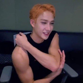 straykidslegend's tweet photo. this bangchan:                 this lee know: https://t.co/yzSSUSVdIU