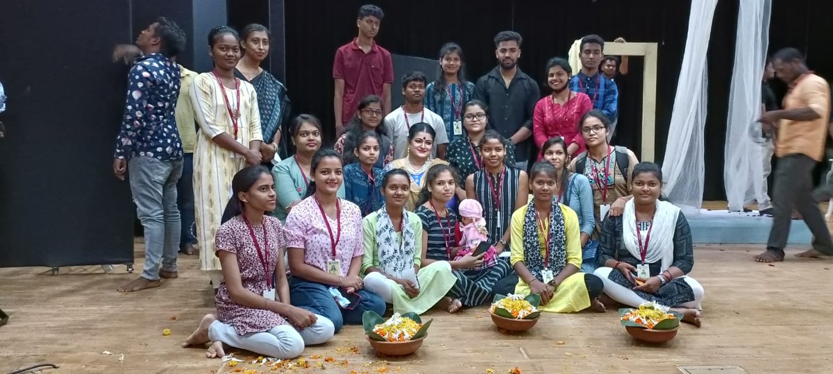 NISWASS1's tweet photo. Our Students Enjoyed a theatrical evening at Utkal Rangamancha(Guru Kelu Charan Mohapatra Odissi Research Centre). 
The play was TAA MAA RA KAHANI
Cast: Kalakaar Kirti Mohanty https://t.co/ulMAm0enhs