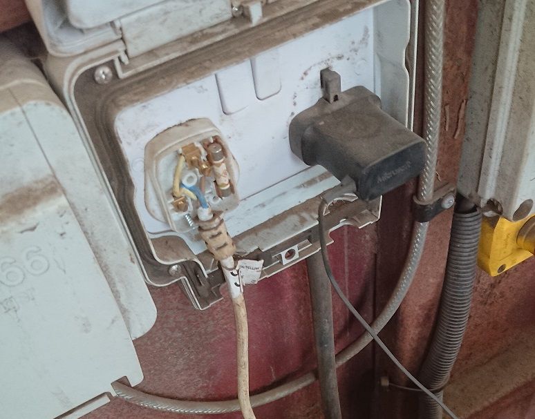 peter_beever's tweet image. You don't need to be a qualified electrical engineer to spot the issue here.

Contact @DutyHolderGuide to arrange a site survey/quote for your electrical testing.

📞 0114 257 2080
📧 pbeever@guardianelectrical.co.uk
💻 guardianelectrical.co.uk/inspection-test

#UKmfg🇬🇧 #EaWR1989 #ATSocialMedia