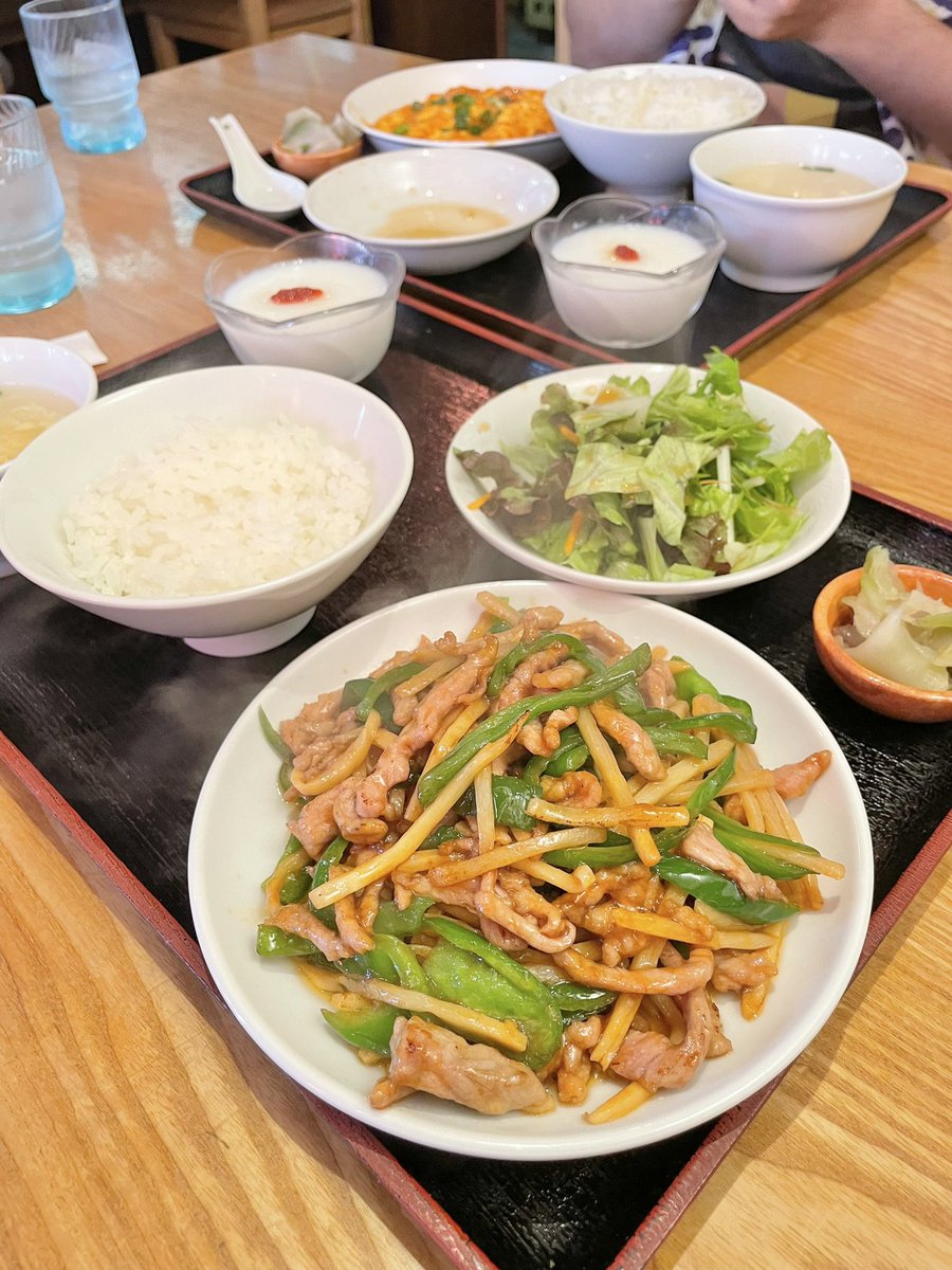 お昼は近所の中華屋さんでランチ👲🇨🇳 ここが美味しいんです！穴場！ いつもは坦々麺なんですが今日は青椒肉絲にしました🫑🐷💕満足💕