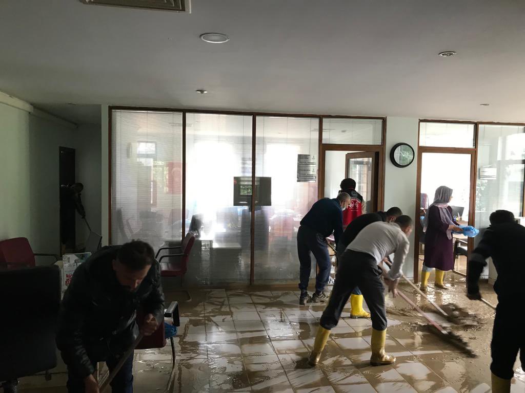 Aile ve Toplum Hizmetleri Genel Müdürümüz Sn. Cem URALDI sel baskınından etkilenen Akyurt Sosyal Hizmet Merkezinde incelemelerde bulundu. 

<a href="/tcailesosyal/">T.C. Aile ve Sosyal Hizmetler Bakanlığı</a>
<a href="/deryayanikashb/">Derya Yanık</a>