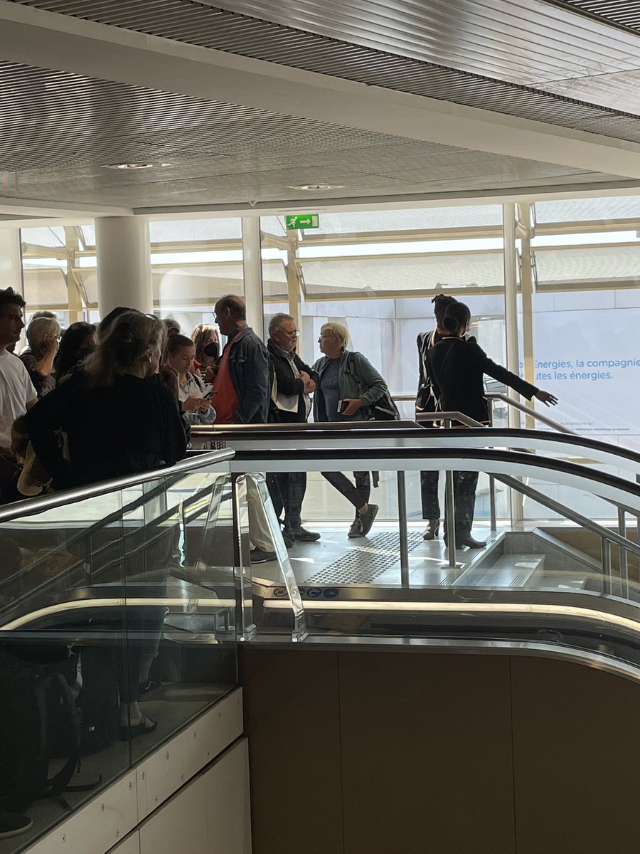 StephStefSteph's tweet photo. @ParisAeroport vous avez une journée à perdre? Et bien prenez un vol à l’arrivée à Charles de Gaulle ! Perte de temps garantie 🤟🏻 https://t.co/Naa8pfUJNW
