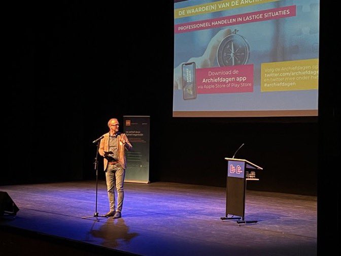 We zijn van start! Dagvoorzitter Migiza Victoriashoop en de burgemeester van Alkmaar, Anja Schouten, trappen af! #alkmaar #archiefdagen #alkmaar