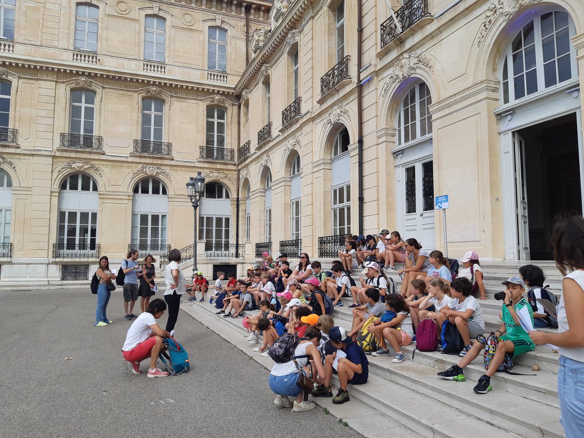 _HannahRobin_'s tweet photo. C'est parti pour l'accueil de 250 élèves au pharo pour des rencontres avec des chercheur.e.s, des entreprises et des associations sur la protection des océans ! @univamu @ocean_amu @MIOceanologie @neede_med @CmaCgm_France @Pollustock @CMQE_Mer @marseille @MaRegionSud @UEFrance https://t.co/CdO3IuWTGU