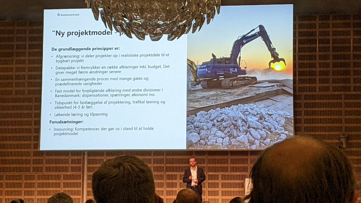 cthuesen's tweet photo. Hakon Iversen fortsætter: Det kræver 1) opbygning af robust organisation som bygherre og indkøber, 2) dyb indsigt i projekter/produktion gennem insourcing af kompetencer 3) strukturering af processer så ressourcer anvendes mest hensigtsmæssigt. @banedanmark https://t.co/bCzSdHMQeN