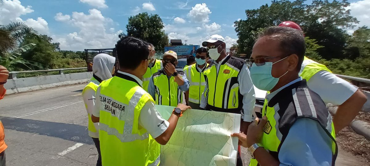 CSFJ_JKR's tweet photo. 13/06/2022|ISNIN

Lawatan PCSFJ @Esa1Ibrahim , JAPK  Zon Selatan @zh_zainuddin dan @SSSSB_HQ di Laluan FT 05 Negeri Sembilan-Melaka-Johor sepanjang 316 KM, Laluan tersebut merupakan salah satu laluan yang terlibat dgn Performance  Base Contract ( PBC).

@JKRMalaysia @MOWorks https://t.co/I0WthMD1Di