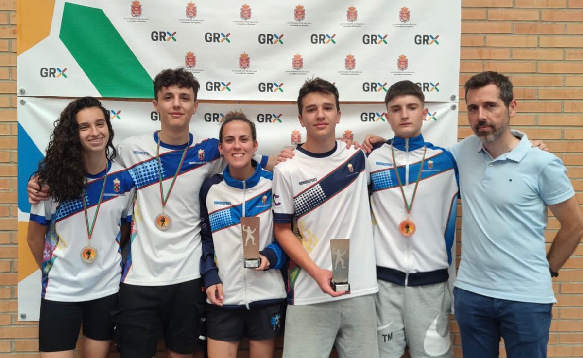 Soriano_Alcalde's tweet photo. Nuestros deportistas de la escuela municipal🤺 @Sevillaesgrima han participado en el campeonato de Andalucía Junior y Senior celebrado en Granada

👉🏻Han arrasado consiguiendo todos los títulos de florete en juego y uno de sable: 10 medallas (4 de🥇, 3 de 🥈y 3 de 🥉).

Grandes 👏🏻 https://t.co/LhOC8FElsJ