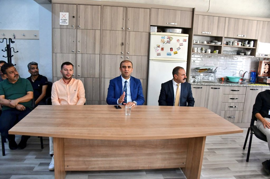 sahinbeymem's tweet photo. İlçe Millî Eğitim Müdürümüz Sn. Erdal KILINÇ, 📍Yunus Emre İlkokulu'nu ziyaret ederek idareci, öğretmen ve öğrencilerle bir araya geldi.

@BULENTUYGUR25 @yasintepe @erdalkilinc27 https://t.co/dnhqg0oUYn