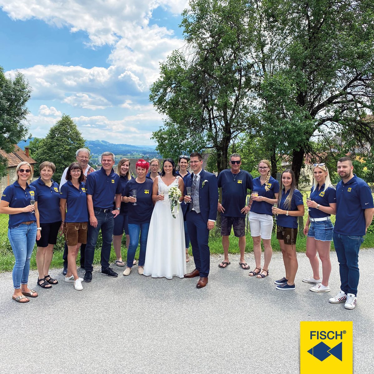 fischtools's tweet image. Our colleague Robert got married last weekend.💒 But the way to a church wedding can be paved with small hurdles. Because as tradition demands: no wedding without a barrier!😉
What task was waiting for the bride? You can see the video in the afternoon!
#fischtools #fischtoolsteam