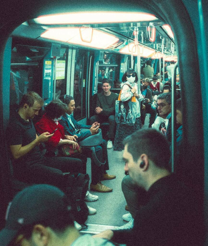 Umstieg in Paris - Vollgepackt wie ein Esel aber Kamera um den Hals 📷.

•
•
•
•
•
#streetphoto #france #streetphotographer #leicaq  #streetlife #cinestill800t #everybodystreet #igersparis #topparisphoto #lensculture #lensculturestreets #streetlif… instagr.am/p/CevPULms-Nr/