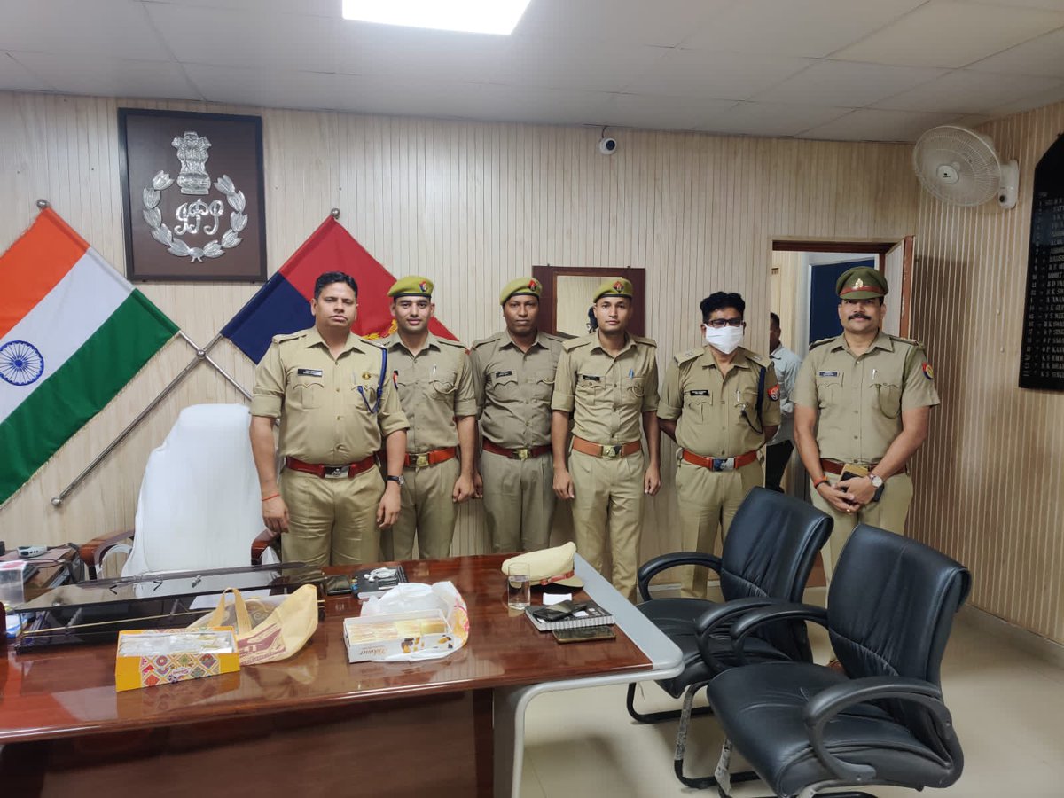 kaushambipolice's tweet photo. जनपद कौशाम्बी में आरक्षी के पद पर कार्यरत रहते हुए उप निरीक्षक के पद पर चयनित होने वाले आरक्षियों को पुलिस अधीक्षक कौशांबी व अपर पुलिस अधीक्षक कौशांबी द्वारा बधाई एवं शुभकामनाएं दी गयी।
#kaushambipolice
#UPPolice https://t.co/iDtoMsftKQ