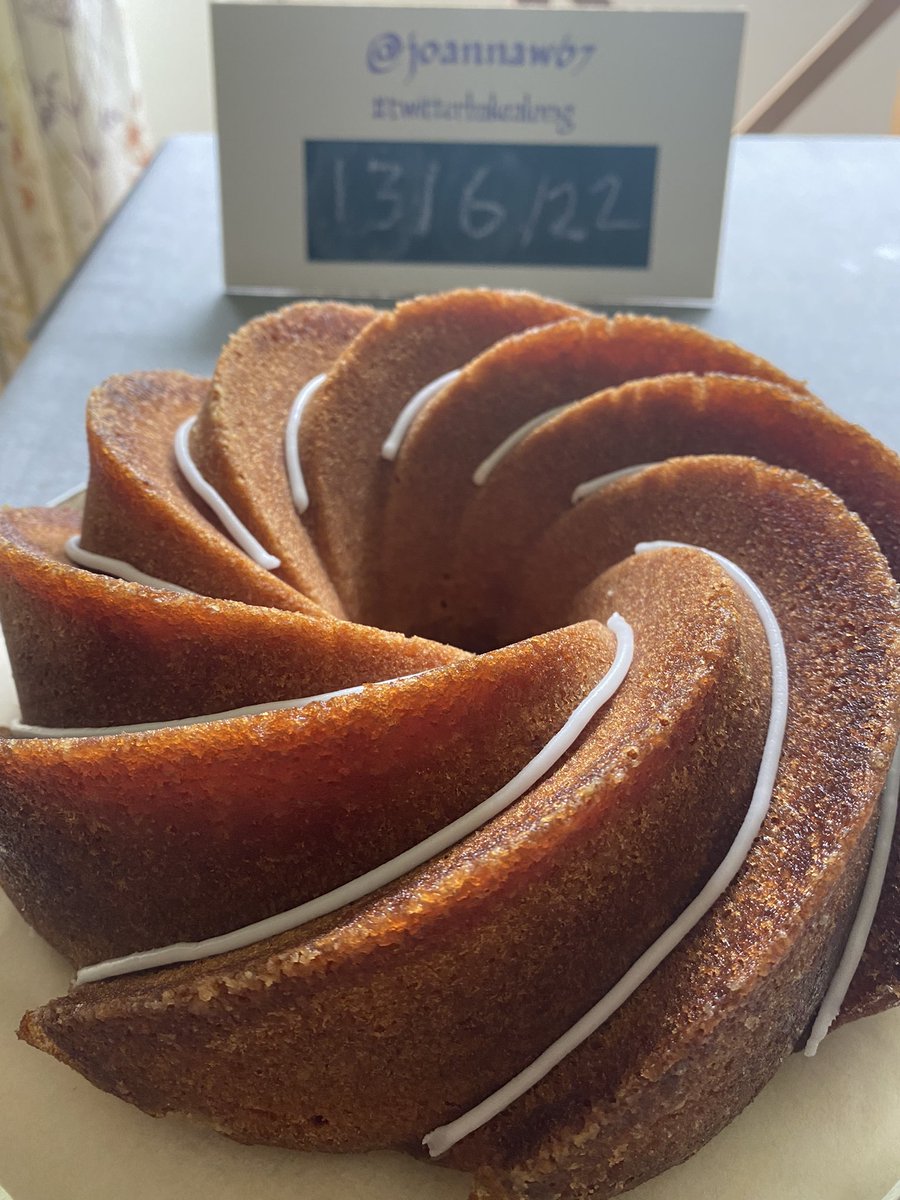 Here’s my #lemondrizzle cake for #twitterbakealong - first time I’ve made it in my #bundt tin and I’m pleased with how it’s turned out @Rob_C_Allen @thebakingnanna1