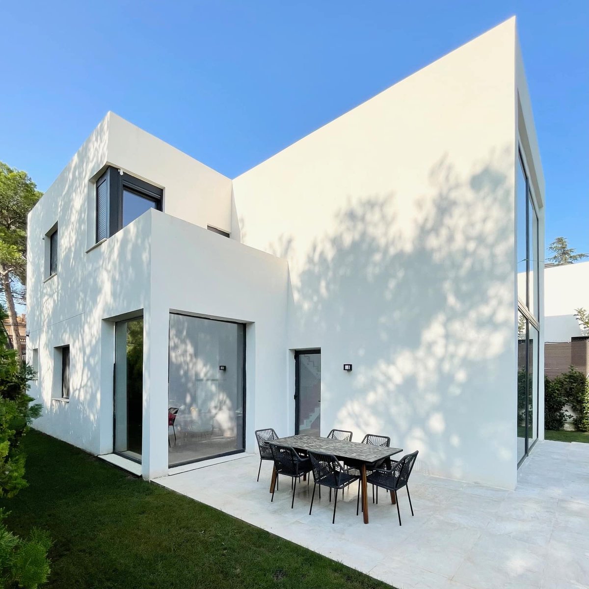 KOMMERLING_ESP's tweet photo. Empezamos la semana compartiendo este proyecto de @pyparquitectos, ubicado en La Cañada (Valencia). Una vivienda que cuenta con el sistema EuroFutur en sus ventanas abatibles y en los fijos, fabricadas por Hemove Puertas y Ventanas, miembro de nuestra Red Oficial.⬇️
#Arquitectura https://t.co/mw6uTXiMrM