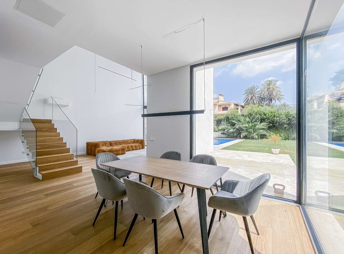 KOMMERLING_ESP's tweet photo. Empezamos la semana compartiendo este proyecto de @pyparquitectos, ubicado en La Cañada (Valencia). Una vivienda que cuenta con el sistema EuroFutur en sus ventanas abatibles y en los fijos, fabricadas por Hemove Puertas y Ventanas, miembro de nuestra Red Oficial.⬇️
#Arquitectura https://t.co/mw6uTXiMrM