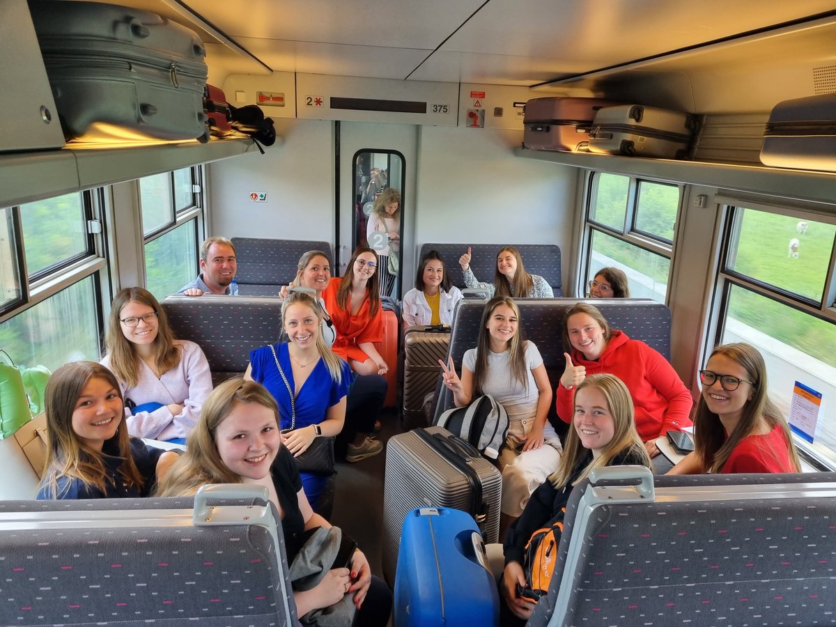 Office_Howest's tweet photo. De laatstejaarsstudenten vertrekken vandaag voor vijf dagen naar Nice voor het vak Travel Management 🌞 veilige reis! https://t.co/yIxe9gwbFX