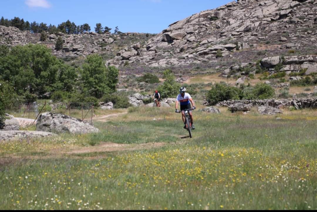 En #TrisportGetafe no solo vivimos de los triatlones. Allí donde haya un nuevo reto chulo, allí que nos plantamos. Desafío Picos del Alberche 2022 MTB. 80 km muyyyy duros que disfrutaron y sufrieron Mozo, Mario y Chacón. Enhorabuena chicos !!!