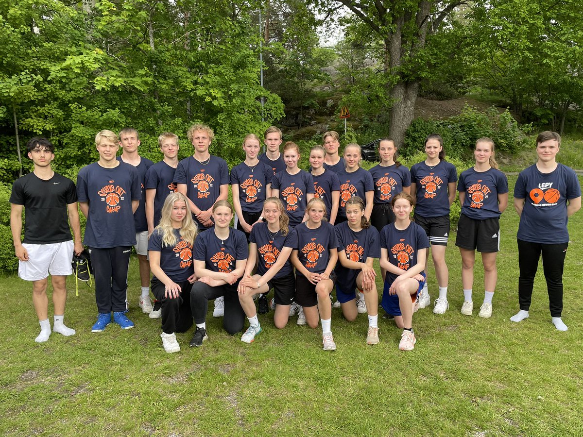 Kesäleirimme yhteydessä oli mahdollisuus suorittaa Koripalloliiton I tason valmentajakoulutus. Teorialuentojen lisäksi oli paljon käytännönharjoituksia. Koulutuksen suoritti 16 LePyn valmentajaa. 

Oranssi perhe onnittelee koulutuksen läpäisseitä valmentajia! 👏🏻

#Oranssiperhe