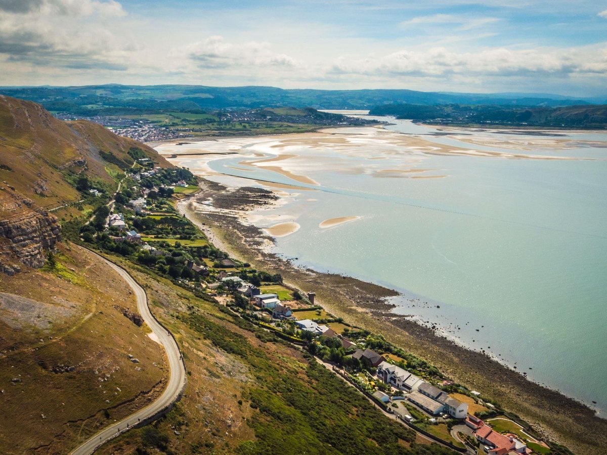 visitcardiff22's tweet photo. Experience The Wales Coastal Path this Summer! ☀️

Wales is the only Country with its own Dedicated Coast Path in the world! With Sunny Weather this summer there is not a more perfect time to experience the Country Side, Nature and Sublime Views across the Coastal! 🏞️ 

#Cardiff https://t.co/FVLWLaZCbU