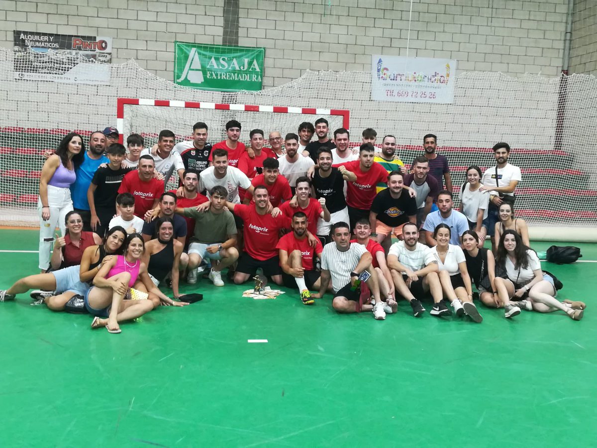 ⚽️ FÚTBOL SALA

El equipo de 𝙁𝙤𝙩𝙤𝙥𝙧𝙞𝙭 𝘼𝙡𝙢𝙚𝙣𝙙𝙧𝙖𝙡𝙚𝙟𝙤 se ha proclamado campeón de la Maratón de Fútbol Sala de Villafranca de los Barros, siendo el segundo torneo veraniego que conquista de manera consecutiva