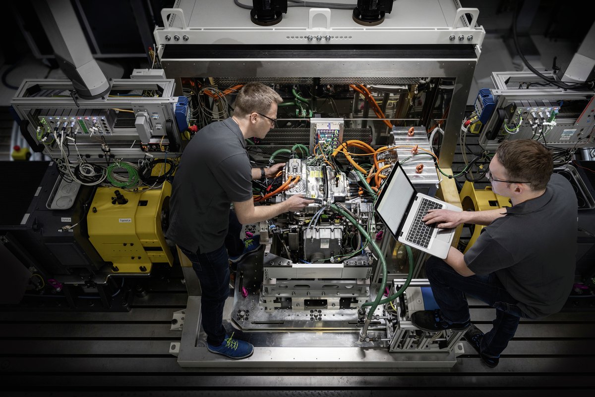 A new drive for electric mobility: The 4in1 e-axle from Schaeffler integrates the thermal management system into the e-axle drive system. This makes the axle drive more compact and lighter and ensures greater comfort. bit.ly/3MFAtYp  #electromobility #eaxle