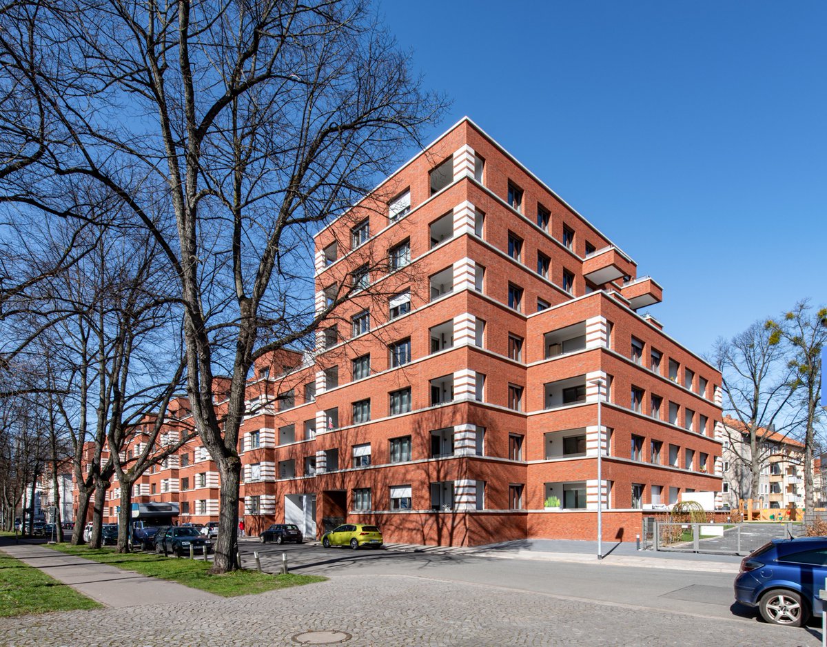 sfarchitekten's tweet photo. News: Ein neues Wohnhaus für #Hannover: Am Eingang zur Calenberger Neustadt haben wir 135 Wohnungen – geförderte, genossenschaftliche und frei finanzierte – in einer umlaufenden Blockstruktur fertiggestellt.
https://t.co/RbBe26szhY https://t.co/zs9ZCGZ653
