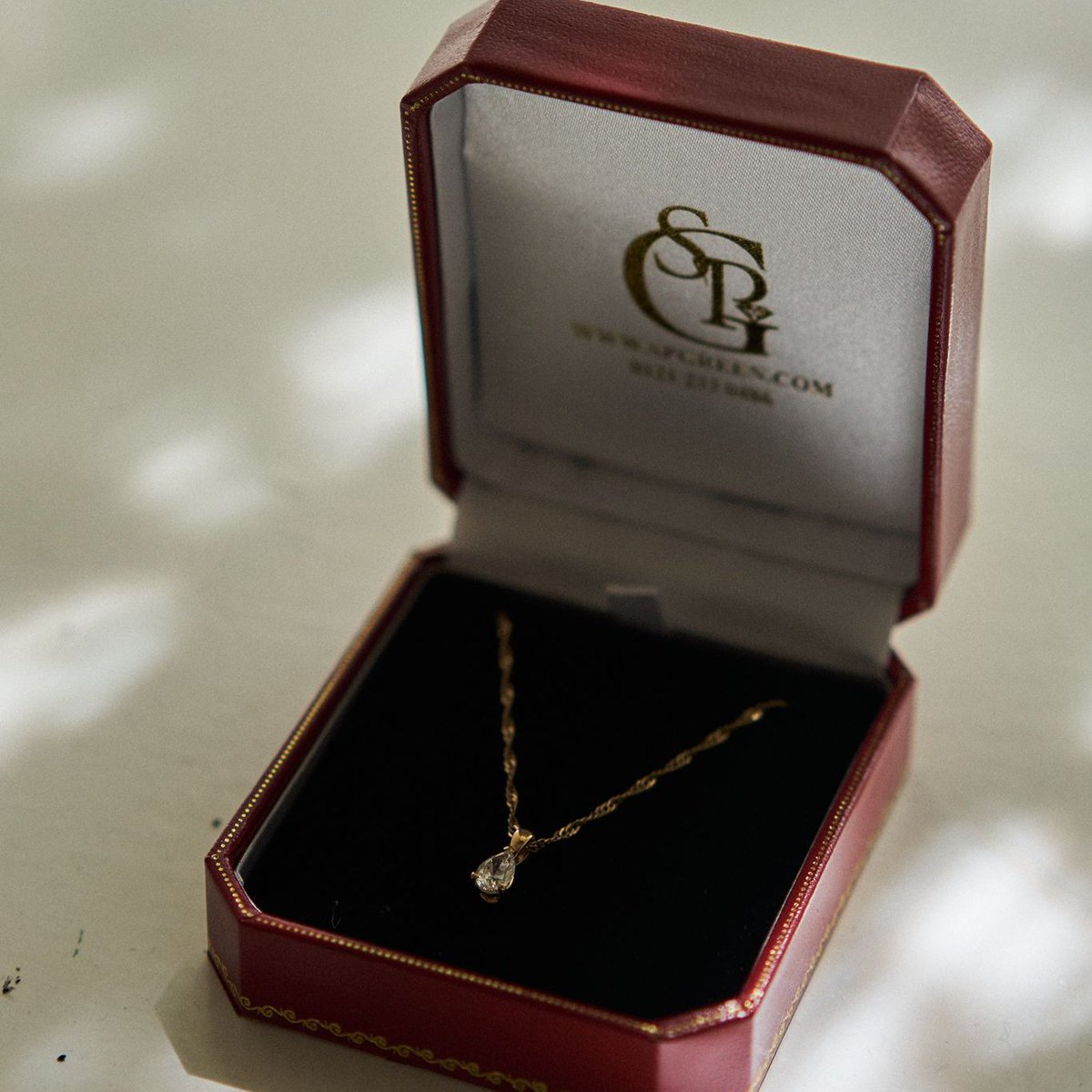 spgreenco's tweet photo. Doesn't she look amazing! Take a look at this stunning bride, with the beautiful necklace her mother gifted her on her wedding day. 

It's always a pleasure to play a small part in someone's special day.

#JewelleryQuarter #Wedding #Weddingday #WeddingJewellery https://t.co/cpJuGy3Emg