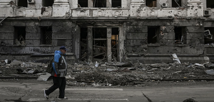 In #Ucraina si continua a morire sotto incessanti bombardamenti: @Amnesty denuncia attacchi indiscriminati delle forze russe, anche con l'utilizzo di bombe a grappolo e mine a frammentazione, vietate dai trattati internazionali 👉 wp.me/p8fdUv-aEf.

#UkraineRussiaWar