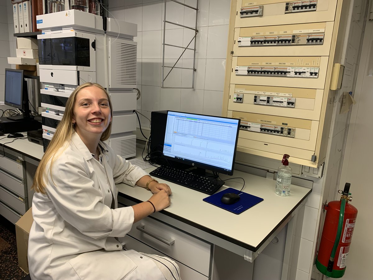 campusaigua's tweet photo. La Hanne Hutsebaut @hutsebauthanne de @odiseehogesch ha realitzat el seu #experimentalproject com a estudiant @EUErasmusPlus al grup #QAAUdG, on ha desenvolupat membranes funcionalitzades per extreure #antibiotics en #aigua, amb la profesora @claudia_fontas de @QuimicaUdG. https://t.co/TWVNdZiNmM