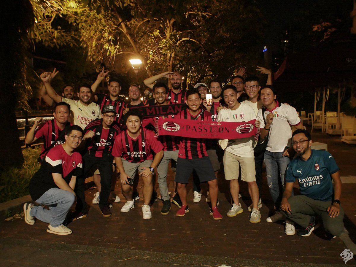 DanRossoneri's tweet photo. @milanclubsg @acmilan @petedafeet Many thanks Peter and those at @acmilan media house! @milanclubsg is the best fan club in Singapore!

#ForzaMilan #SempreMilan #ACMilan #AlwaysWithYou https://t.co/Tv8SIHMwa2