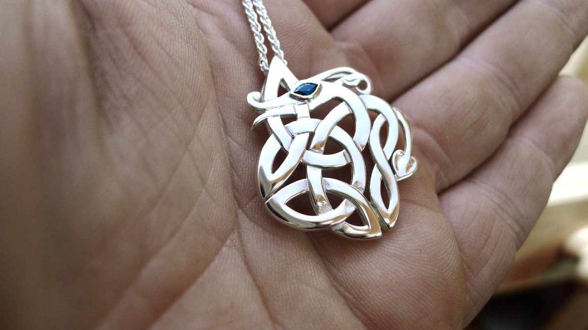 AidiMac's tweet image. #DragonBaby with Sapphire. Did you know a baby Dragon is called a #whelp and a group of dragons are a #Thunder ?