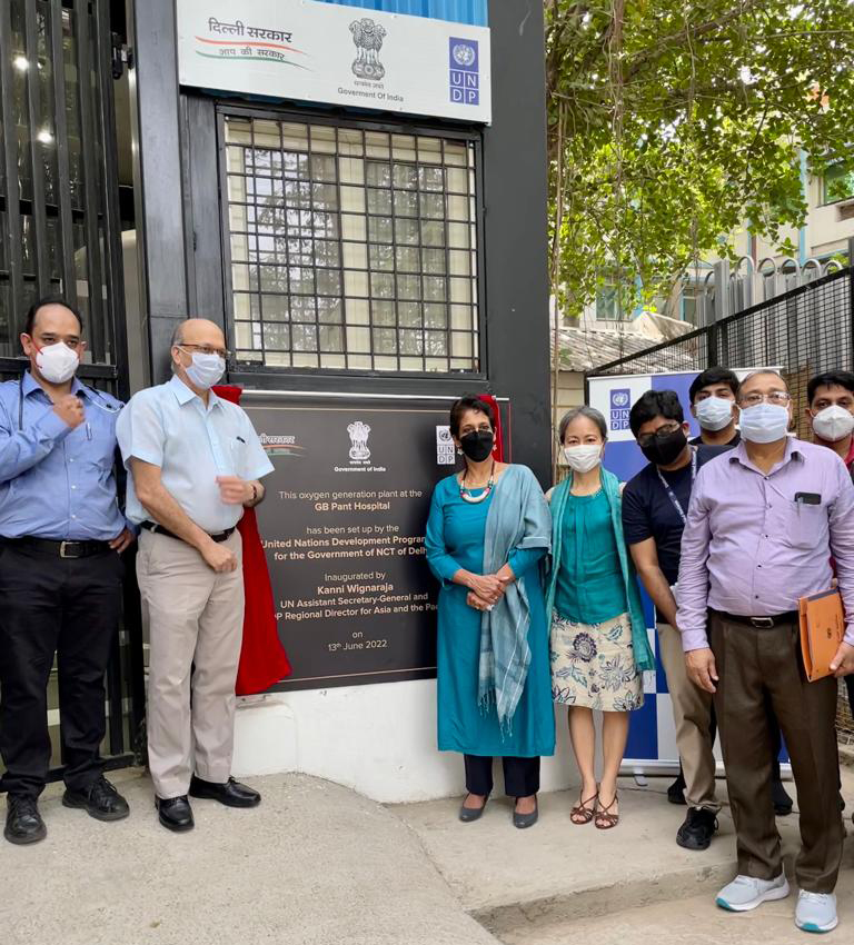 airnewsalerts's tweet photo. Delhi Government in partnership with United Nations Development Programme (UNDP) India set up oxygen generation plant at G. B. Pant Hospital in national capital to augment oxygen supply capabilities. 

@UNDP_India   @MoHFW_INDIA https://t.co/Q2kXLRQZDC