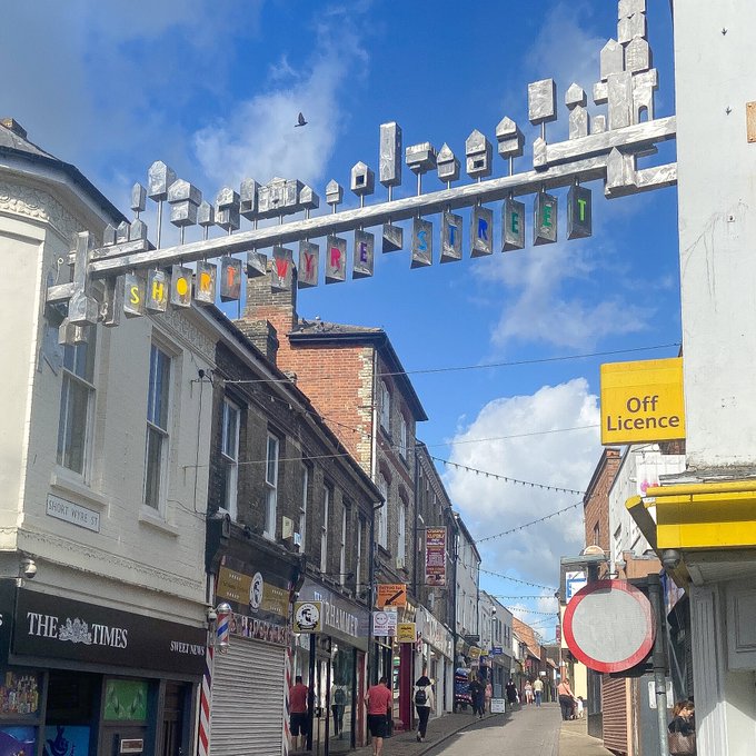 VisitColchester's tweet image. Hello, hello. Look what appeared over the weekend! This fantastic addition to #Colchester town centre is the work of @incolchester_ and created by artist Nicola Burrell. It welcomes shoppers to Short Wyre Street.