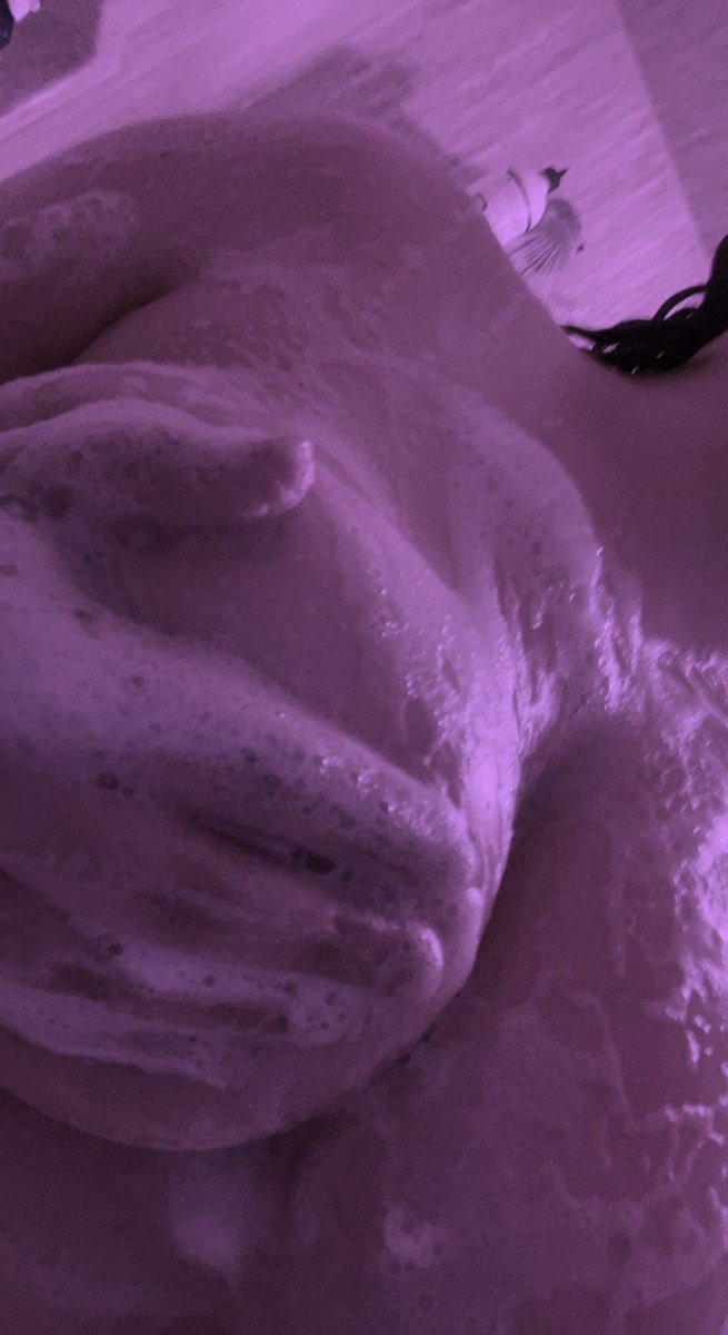 Hey gamers anime, am I hot? 🥺❤️