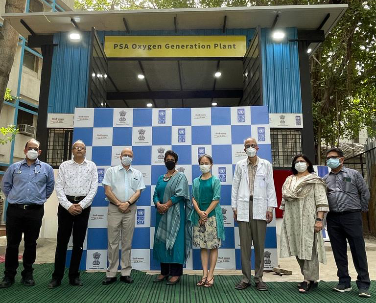 airnewsalerts's tweet photo. Delhi Government in partnership with United Nations Development Programme (UNDP) India set up oxygen generation plant at G. B. Pant Hospital in national capital to augment oxygen supply capabilities. 

@UNDP_India   @MoHFW_INDIA https://t.co/Q2kXLRQZDC