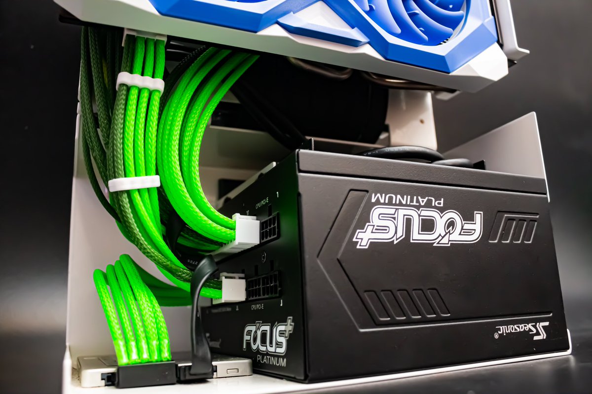 omegacables_jp's tweet image. オープンフレーム用のフルモジュラーケーブルを製作させていただきました！

ちょうどいい長さでPSU周りもスッキリ✨
まだ完成形ではないそうなので全体像は今は控えさせていただきます。

お時間いただきましたが、今後の進捗を楽しみにしております。
PC所有者様@takaaki_tanabe 

#スリーブケーブル