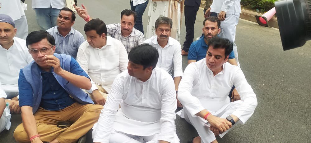 mudit_aggarwal's tweet photo. डरेंगे नही रुकेंगे नही।
पहले लड़े थे गोरों से,अब लड़ेंगे चोरों से।
जब लड़ना है चोरों से, तो आवाज़ उठेगी जोरो से।

श्री राहुल गांधी जी और कांग्रेस से इतना डर क्यों ? सारा देश आज राहुल जी के साथ है।@INCIndia @INCDelhi @RahulGandhi 

 #IndiaWithRahulGandhi https://t.co/nnaGc8b64B