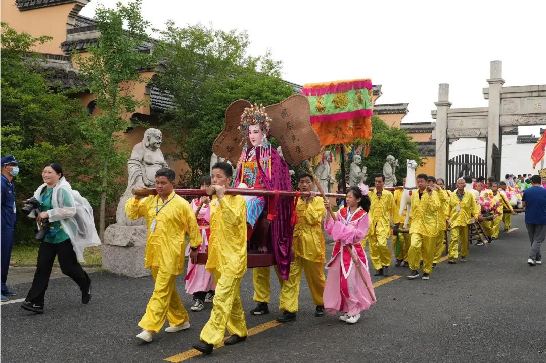 Tongxiang_China's tweet photo. Locals in #Tongxiang celebrated #CulturalandNaturalHeritageDay with a variety of events, spanning from a #dragondancing gala to temple fairs on the water. Other small cultural activities like seal carving and silkworm cocoon unwinding also proved popular. #DakaChina #WowSpots https://t.co/riQsUjERgY