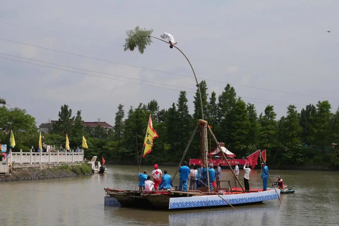 Tongxiang_China's tweet photo. Locals in #Tongxiang celebrated #CulturalandNaturalHeritageDay with a variety of events, spanning from a #dragondancing gala to temple fairs on the water. Other small cultural activities like seal carving and silkworm cocoon unwinding also proved popular. #DakaChina #WowSpots https://t.co/riQsUjERgY