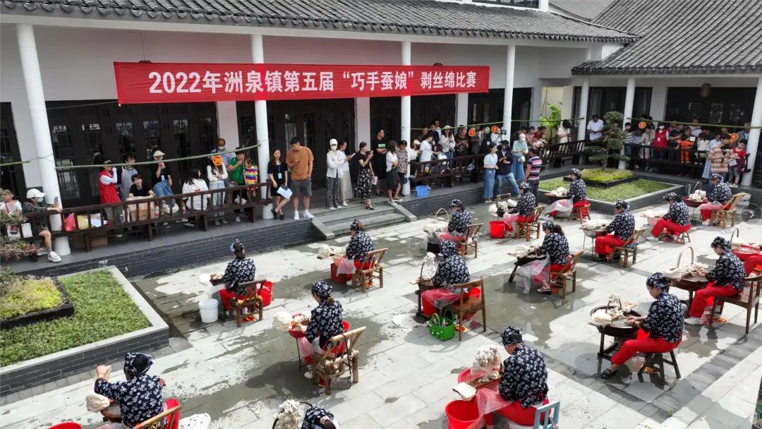 Tongxiang_China's tweet photo. Locals in #Tongxiang celebrated #CulturalandNaturalHeritageDay with a variety of events, spanning from a #dragondancing gala to temple fairs on the water. Other small cultural activities like seal carving and silkworm cocoon unwinding also proved popular. #DakaChina #WowSpots https://t.co/riQsUjERgY