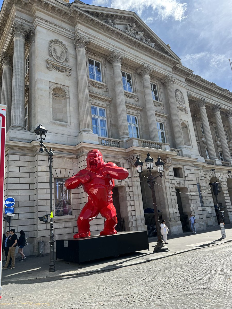 dhboutin's tweet photo. Mais comment peut on imposer de telles horreurs (dénuées de tout sens) aux parisiens et touristes sur la plus belle place de Paris... ?! https://t.co/ViclX7jkXe