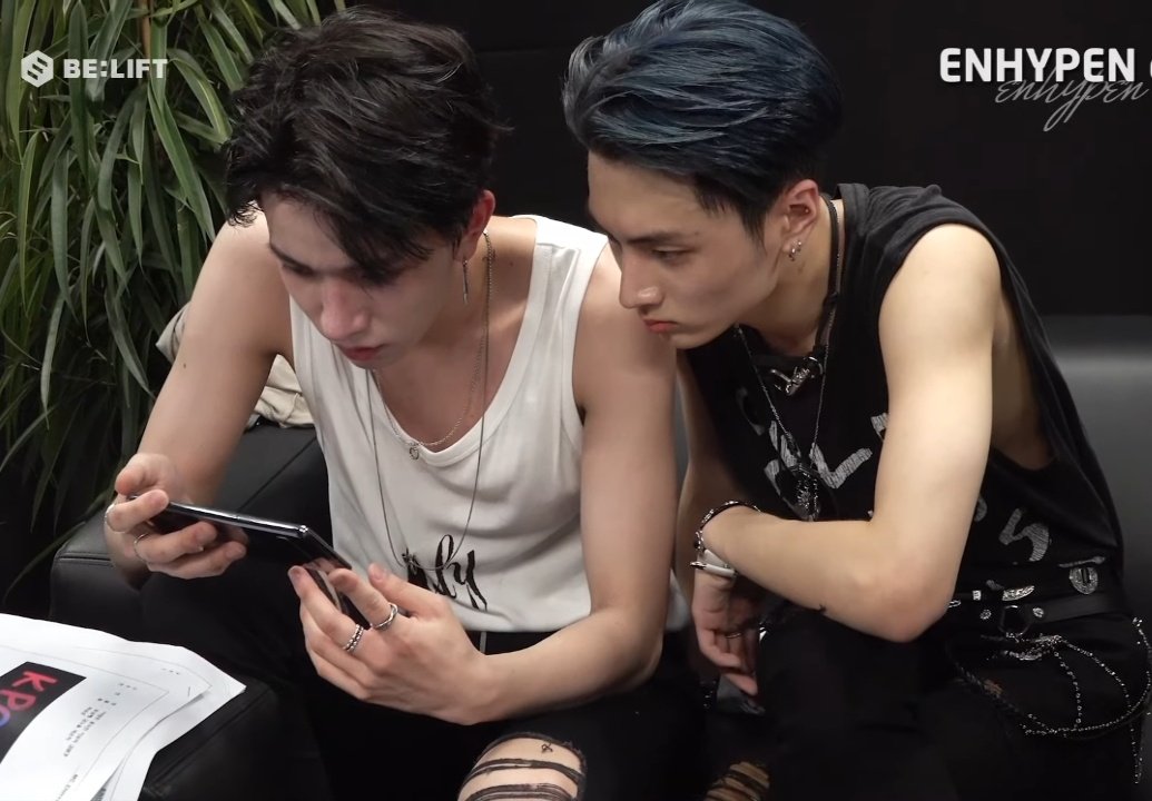 elle tweet media