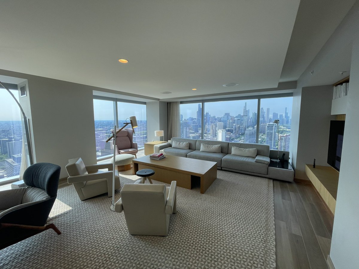 Cathy_DeV's tweet photo. At the @Marquis_Chicago and wow this hotel is amazing. Not everyday you get to stay in a fancy suite! Big shout out to the manager Jake and Andrew and Scott from maintenance. Solved my tech woes! #Marriott #travel #greatservice #roomwithaview https://t.co/bqnv5XJfBZ