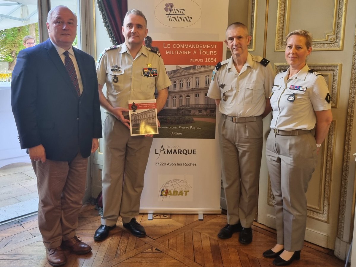 DRHATofficiel's tweet photo. Découvrez📖Le commandement militaire à Tours depuis 1854, un ouvrage du Lcl Pasteau disponible aux éditions Lamarque.
👏Les droits d’auteur sont cédés à @TerreFraternite en soutien des blessés de l’@armeedeterre.
#CohésionDéfense #DRHAT #FiersDeNosSoldats #CABAT #AvecNosBlesses https://t.co/2Usvh931s2