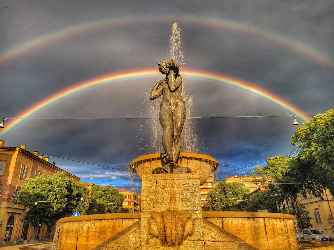 ModenaDintorni's tweet photo. #Arcobaleno infinito π
Continuano ad arrivarci le vostre foto dell'arcobaleno che ha colorato il cielo di #Modena qualche sera fa.
Questo pomeriggio vi proponiamo questo bellissimo scatto da #LargoGaribaldi π
Ph alessandra_b85 | Via #modena_dintorni https://t.co/MP44oj0dAv
