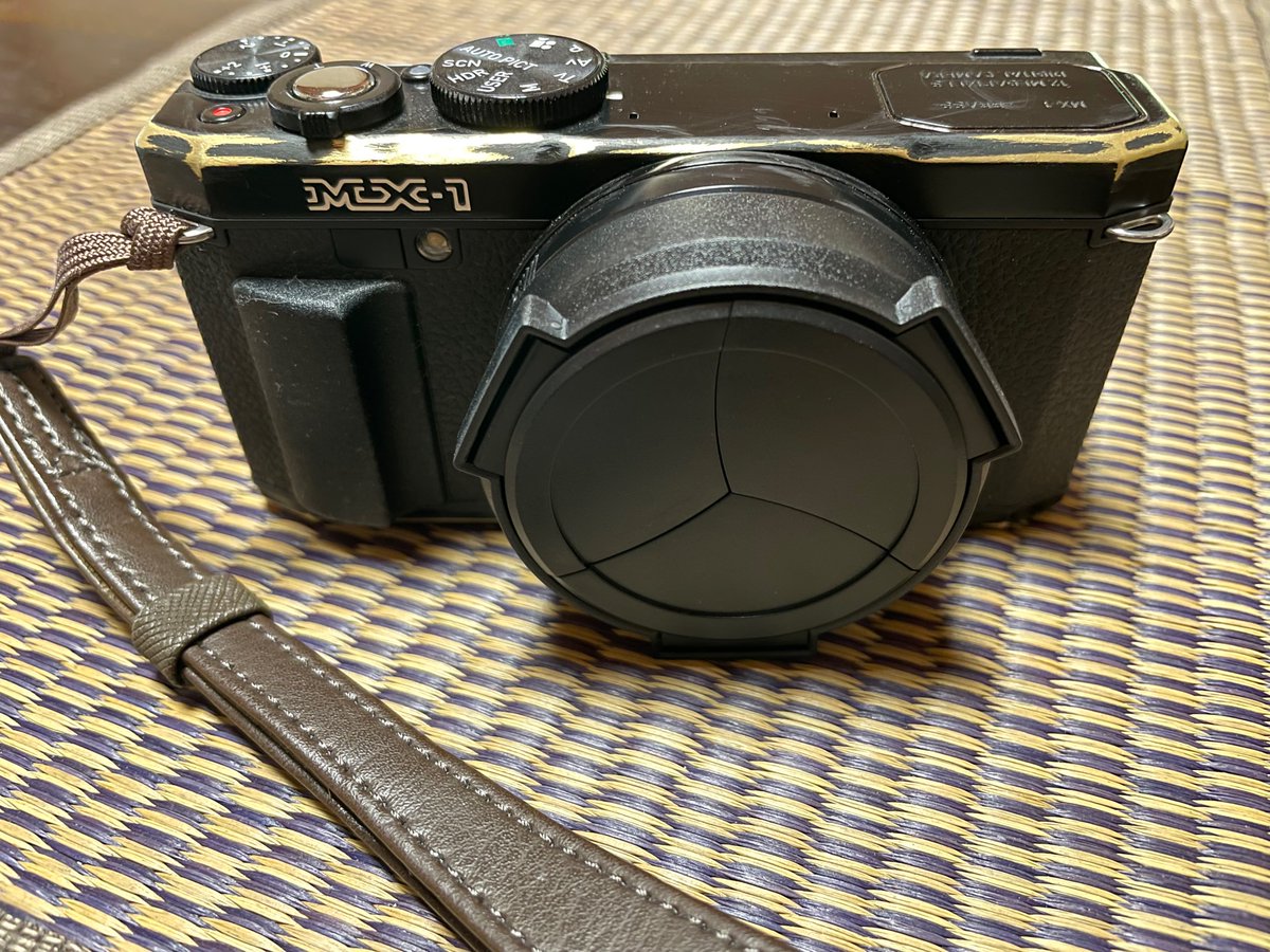 Leica1963's tweet photo. クローゼットの掃除をしていたら、奥からこんなカメラが。。。存在自体忘れてたぁ。
2013年製のPENTAX MX-1。
名機と言われていた高級コンデジ。
この真鍮が渋いんだよね。
16日からの京都に連れて行こう。
#PENTAX #MX1 https://t.co/wadlERdnOL