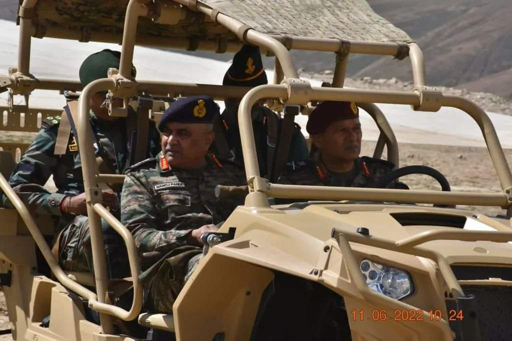 MudasirTantary's tweet photo. Gen Manoj Pande #COAS visited forward areas of #CentralSector & was briefed by commanders on ground on the prevailing security situation #COAS also interacted with troops & complimented them for their resoluteness & high morale
#IndianArmy @adgpi @ChinarcorpsIA @ParadiseRajwar https://t.co/SB2l4acyJw