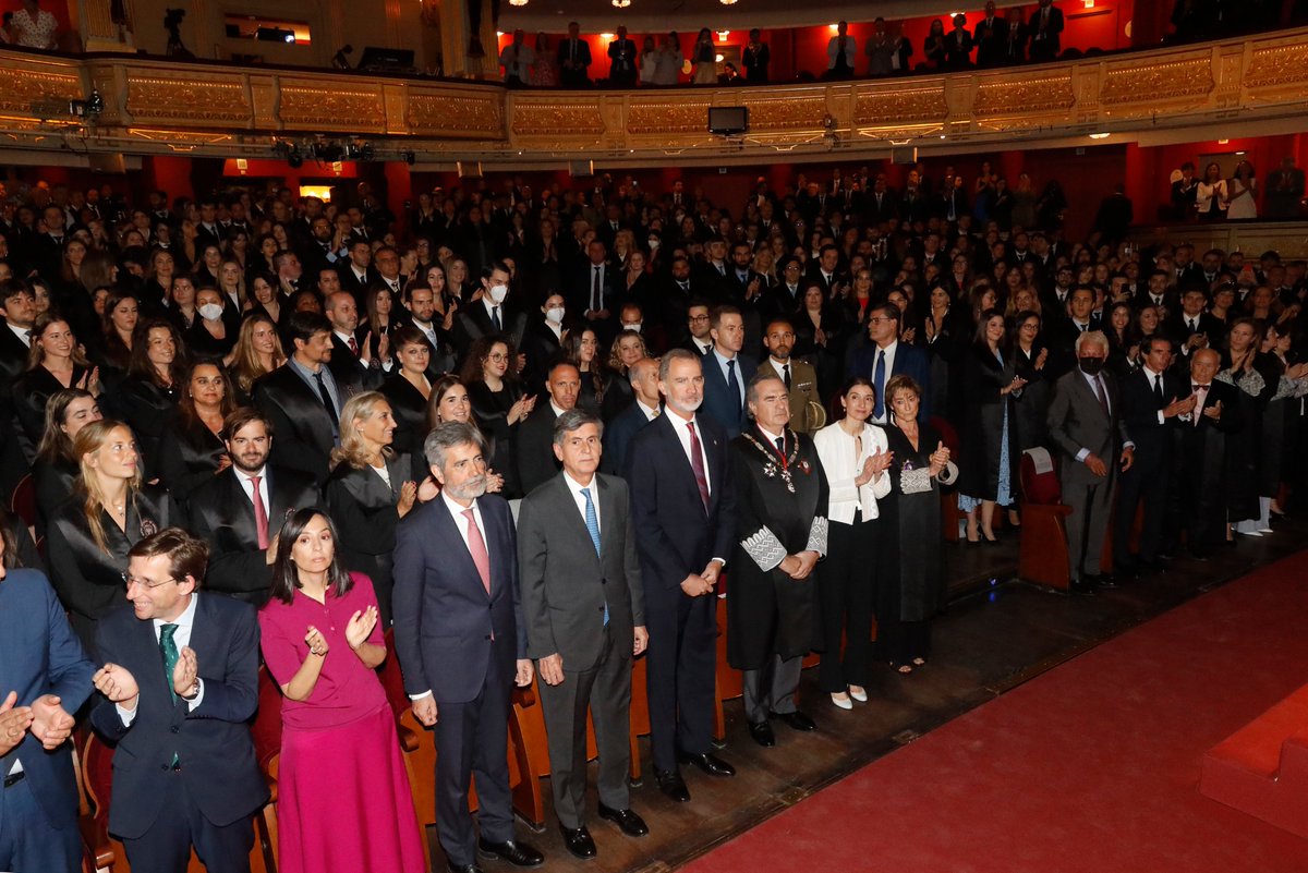 Felipe VI ensalza el papel de la abogacía en la inauguración del 425 Aniversario del <a href="/icam_es/">Ilustre Colegio de la Abogacía de Madrid</a>, en el que cerca de 350 jóvenes abogados han formalizado su compromiso con la profesión. ow.ly/HAaQ50Jw2gm #425ICAM