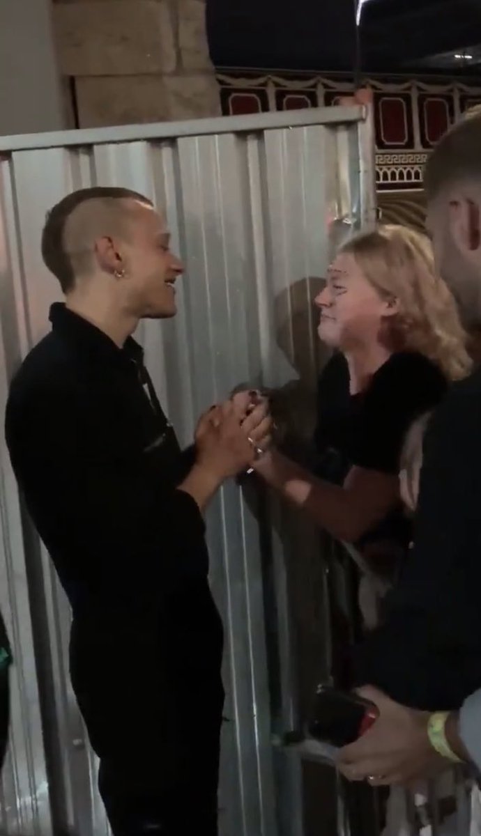 OllysApple's tweet photo. it’s scary meeting ur idol coz i fully couldn’t breathe and i spoke rlly fast but it was also the best and happiest moment of my life. so pls don’t ever judge how u react if u ever get to meet ur fav coz i told myself to keep it together and i totally fell apart..in the best way! https://t.co/yrhoaRE2Mt